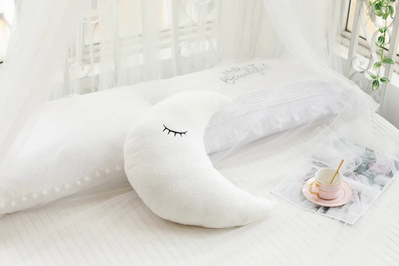 Coussin en peluche doux en forme de nuage