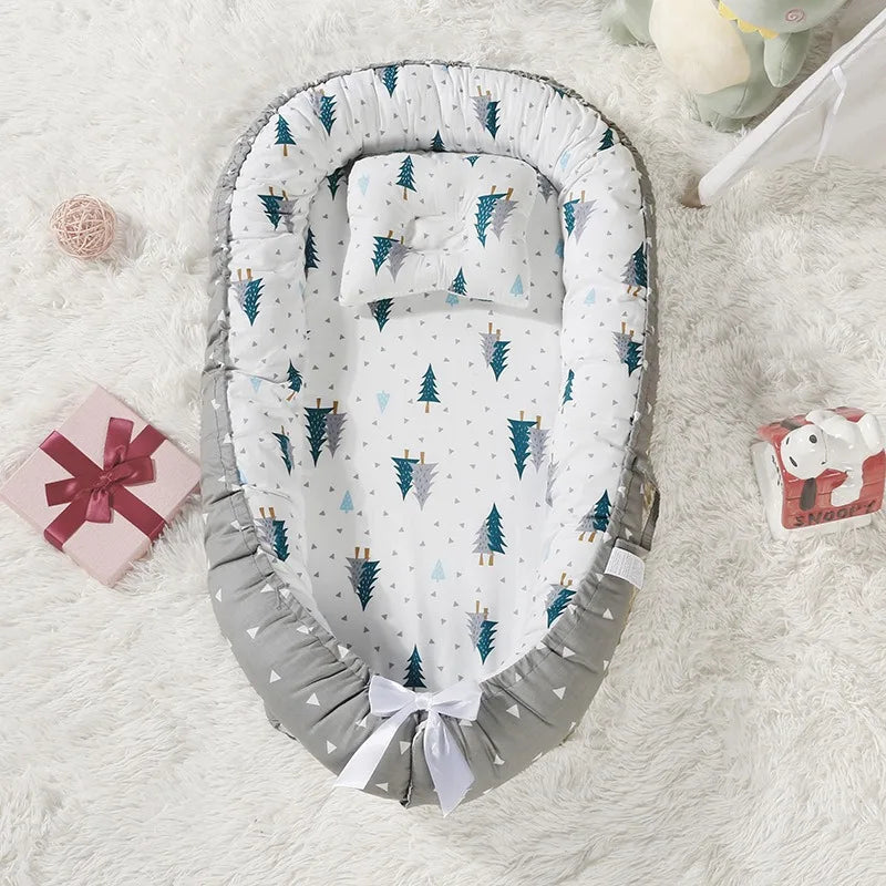 Bebe cocon securisant gris blanc sapins