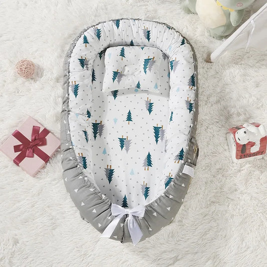 Bebe cocon securisant gris blanc sapins