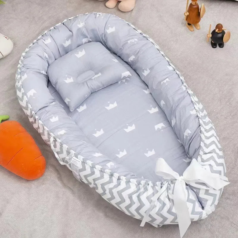 Bebe cocon securisant rayé gris couronnes