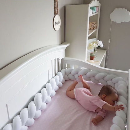 Tour de lit bébé sécurisant lit blanc