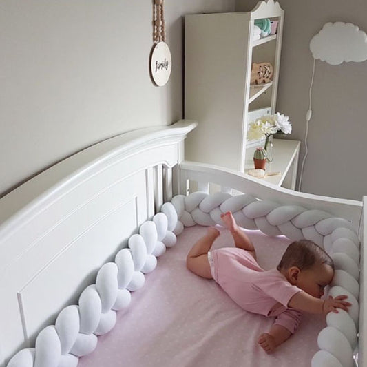 Tour de lit bébé sécurisant lit blanc