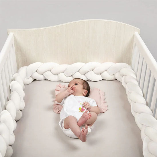 Tour de lit bébé sécurisant lit blanc2