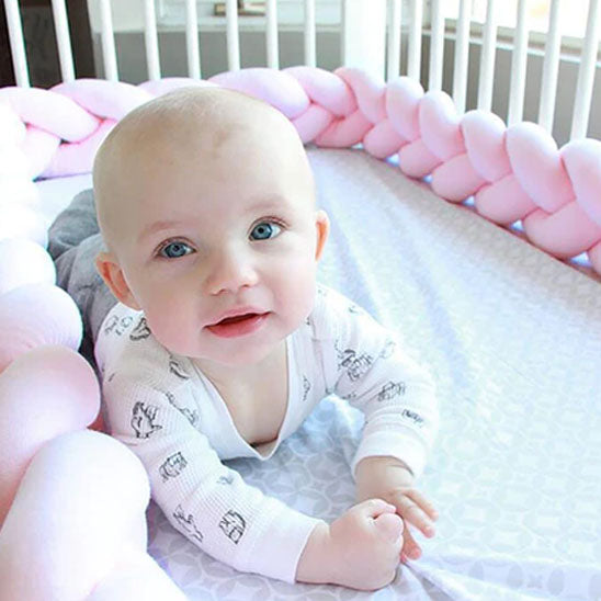 Tour de lit bebe securisant rose avec bebe