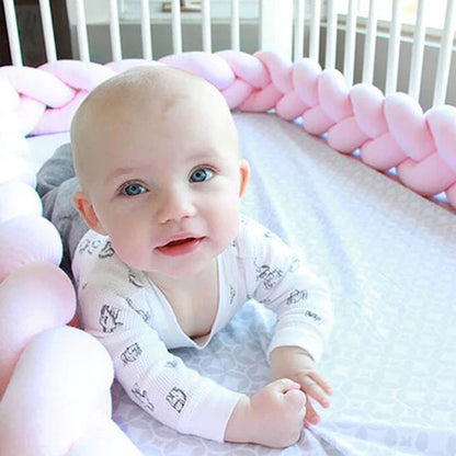 Tour de lit bebe securisant rose avec bebe