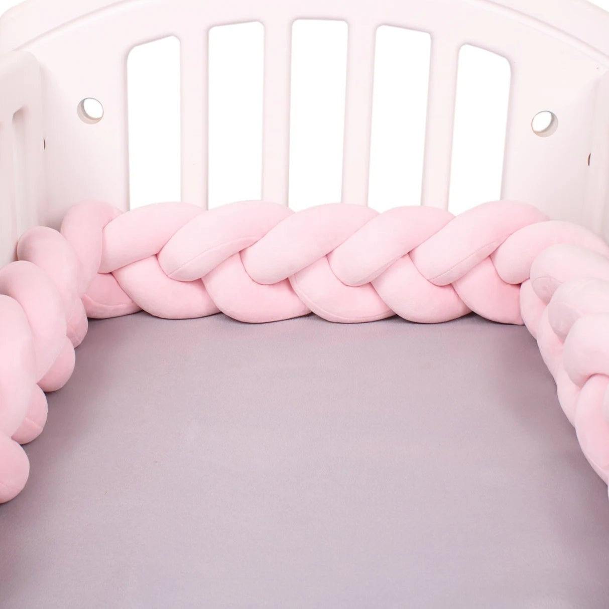 Tour de lit bebe ultradoux rose clair sur lit - idealechambredebb.com
