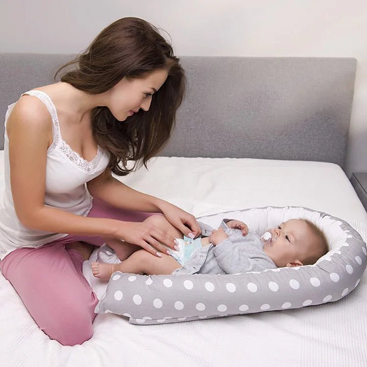 Réducteur de lit bébé portatif avec maman