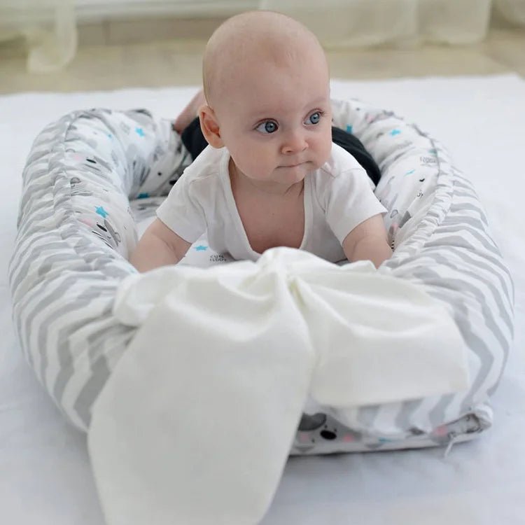 Réducteur de lit bébé en lit portatif blanc rayé