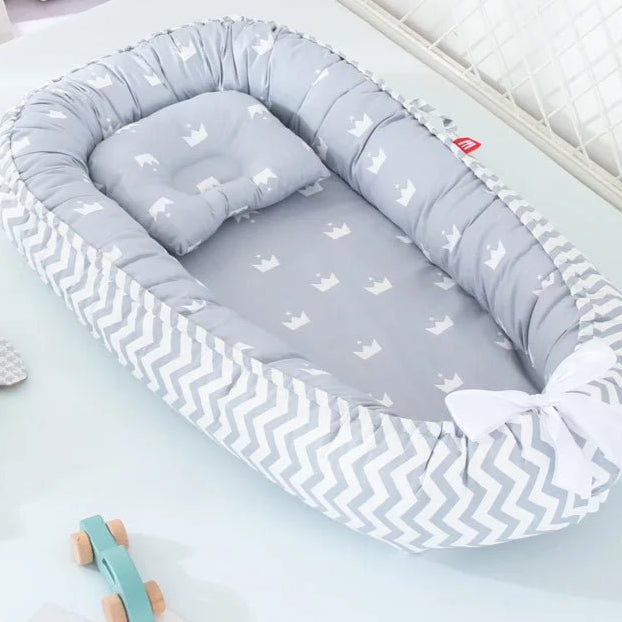 Réducteur de lit bébé en lit portatif bleu coronnes
