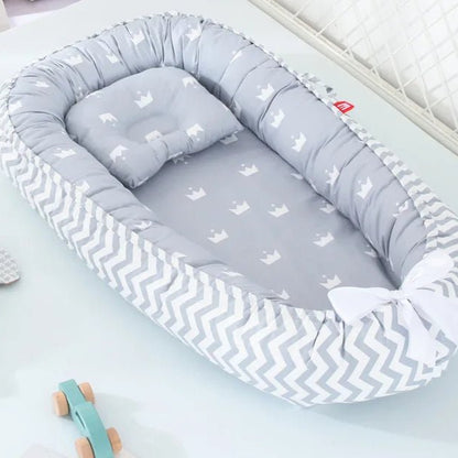 Réducteur de lit bébé en lit portatif bleu coronnes